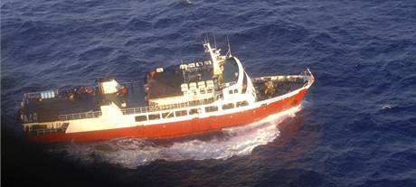Jedna z lod, kter ptraj po peivch z potopenho trajektu v jinm Pacifiku (6. srpna 2009)