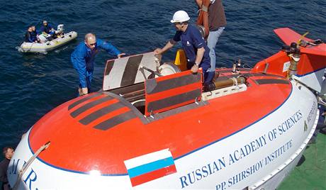 Vladimr Putin zalz do miniponorky, ve kter se ponoil na dno Bajkalu (1. srpna 2009)