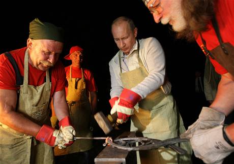 Rusk premir Vladimir Putin si v Irkutsku vyzkouel prci kov (1. srpna 2009)