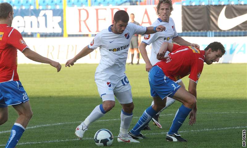 HRDINA SLAVIE. Útoník Zdenk enkeík dal stíkovským Bohemians Praha ti góly.