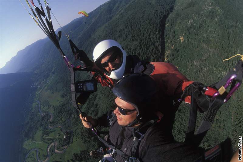 Pi seskocch v tandemu si uijete adrenalinu, ale pod kontrolou instruktora