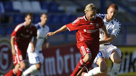 Liberec - Vaduz, domácí Gecov (vpravo) brání  Cerroneho.