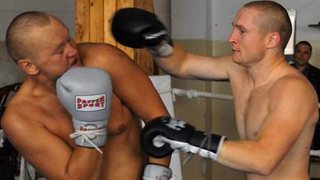 Boxer Lukáš Konečný (vpravo) se svým otcem a trenérem Milanem Boxer Lukáš Konečný (vpravo) se svým otcem a trenérem Milanem