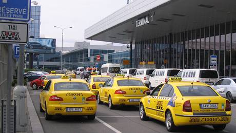 Poet taxik na praském letiti se sníí.