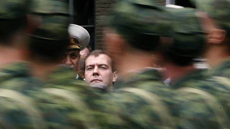 Dmitrij Medvedv bhem oceování voják válících loni v Gruzii. (8. srpna 2009)