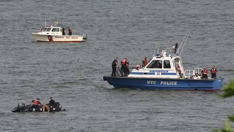 Záchranái pátrají po peivích nehody po sráce malého letadla a helikoptéry nad Hudsonem v New Yorku (8. srpna 2009)