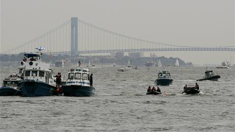 Záchranái pátrají po peivích nehody po sráce malého letadla a helikoptéry nad Hudsonem v New Yorku (8. srpna 2009)