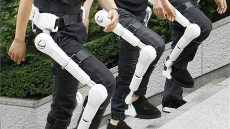 V japonském Tokiu byl pedstaven robotický pomocník pro chzi.