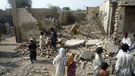 Raketa dm tchána Baitulláha Mahsúda zniila. Zabila manelku éfa pákistánského Talibanu a dva jeho bojovníky.
