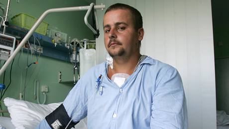 Sedmadvacetiletý Jií Souek na pokoji intermediární pée Kardiochirurgické kliniky Fakultní nemocnice Olomouc se úspn zotavuje