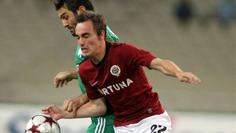 Sparanský branká Jaromír Blaek u nestihne zlikvidovat stelu Kostase Katsouranise. Panathinaikos dává gól na 2:0.