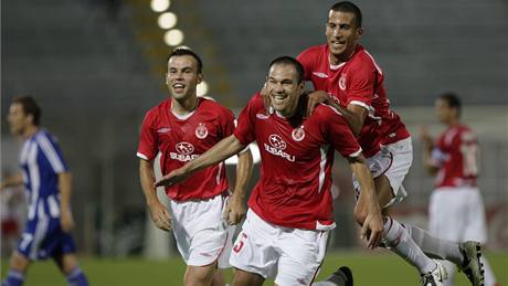 Fotbalisté Hapoelu Tel-Aviv se radují z gólu