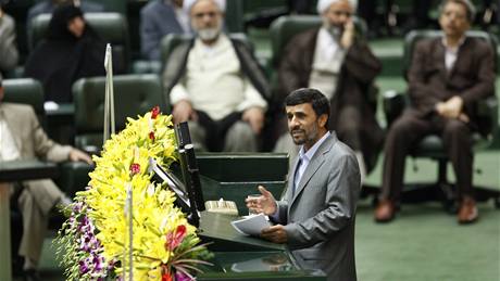 Prezident Mahmúd Ahmadíneád pi inauguraci v íránském parlamentu (5. srpna 2009)