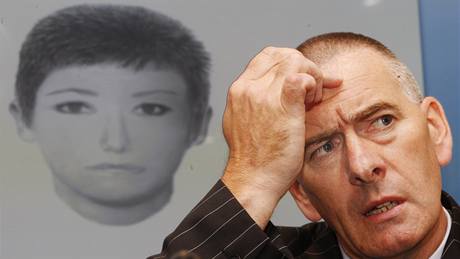 Soukromý detektiv Dave Edgar ukazuje podobiznu údajné únoskyn malé Madeleine
