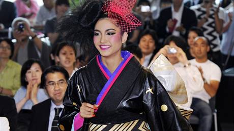 Japonské miss podvazky v krátkém kimonu neproly 