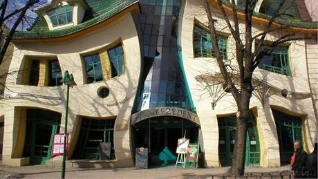 Zohýbaný dm je dílem polského architektonického studia Szotyscy.