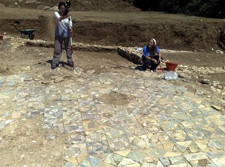 Archeologové zamují bohat zdobenou podlahu