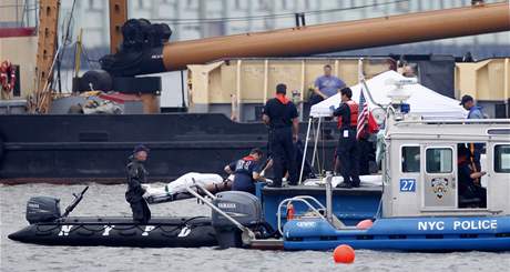 Newyort policist nesou jednu z obt sobotn srky letadla s helikoptrou nad ekou Hudson. (9. srpna 2009)