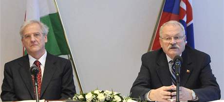 Maarský prezident László Sólyom se svým slovenským protjkem Ivanem Gaparoviem (6. prosinec 2008)