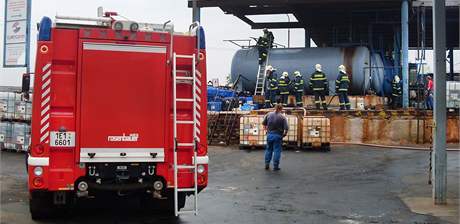Chrudimtí hasii zasahovali u výbuchu nádre ve Slatianech. (11. srpna 2009)