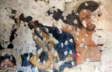 Freska objevená v troskách kostela v italské vesnici Onna, kterou zasáhlo zemtesení.