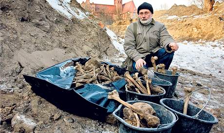Polský archeolog Zbigniew Sawicki u masového hrobu v Malborku.