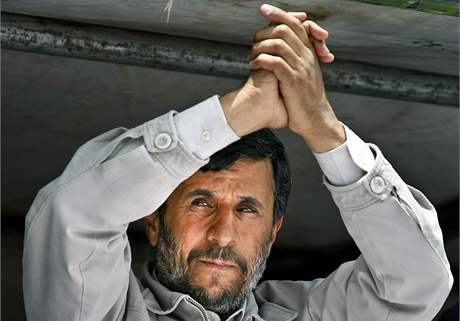 Naptí v zemi trvá a podle nkterých analytik nedávné události Ahmadíneádovou pozicí otásly.