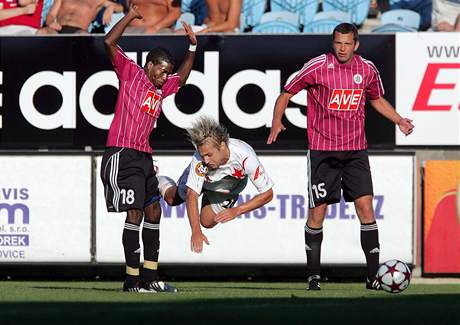 Takhle se zaalo rodit vítzství Slavie v Budjovicích - Hudson fauluje pozdjího stelce erného.