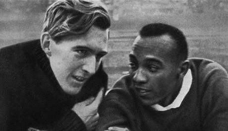 Dálkatí rivalové i pátelé na olympijských hrách v Berlín 1936 - Lutz Long a Jesse Owens.