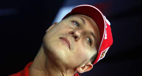 Michael Schumacher musel svj návrat do formule 1 vzdát kvli bolestem krku.