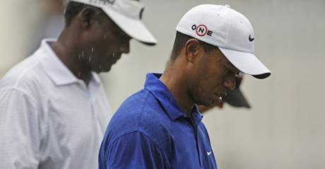 Tiger Woods (vpravo) s fidijskm kolegou  Vijayem Singhem.