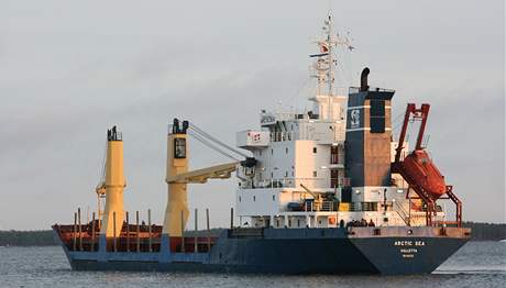 Po nákladní lodi Arctic Sea pátrají i ruské válené lod 