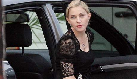 Madonna vystupuje z auta a m do arelu Trojskho zmeku v Praze
