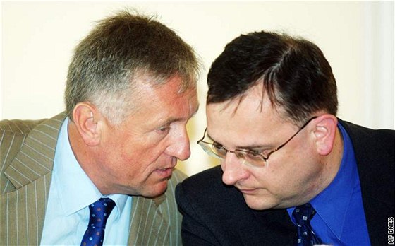 Petr Neas (vpravo) zopakoval nedávnou hrozbu Mirka Topolánka, e levicové návrhy ohroují rozpoet a potamo Fischerovu vládu.
