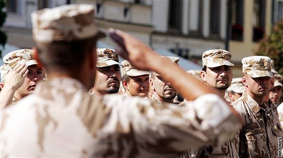 Nezajitní uniforem by mohlo ohrozit plnní operaních úkol vyplývajících ze závazk eské republiky v NATO. (Ilustraní foto)