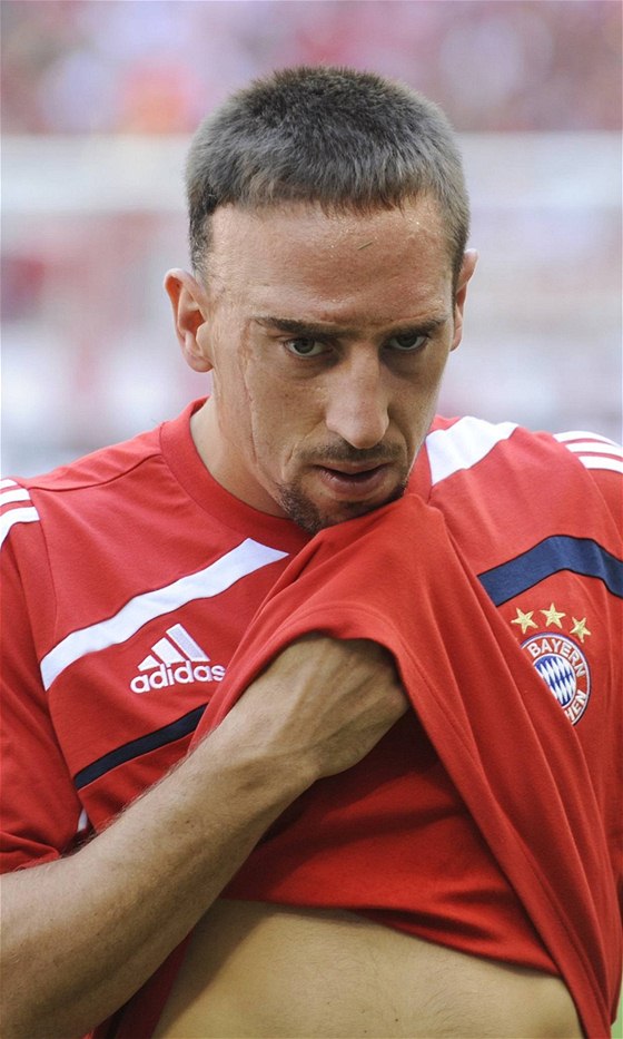 ZASE JEN BOD. Franck Ribéry zatím v Bayernu Mnichov moc dvod ke spokojenosti nemá.