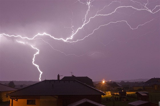 Bouky se ze severu Polska pesunuly na východ. Ilustraní foto.