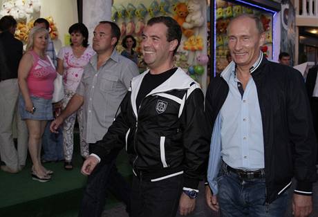 Prezident Medvedv a jeho pedseda vldy na prochzce po Soi (13.8.2009)