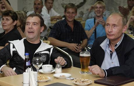 Prezident Medvedv a premir Putin sleduj fotbalov zpas bhem dovolen v Soi (13.8.2009)