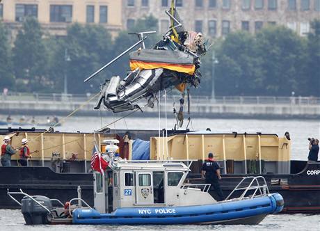 Newyort policist vyzdvihuj helikoptru, kter se v sobotu ztila do eky Hudson po srce s letadlem. (9. srpna 2009)