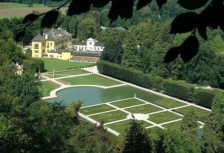 Rakousko, zmek Hellbrunn, zahrada s buxusovm bluditm