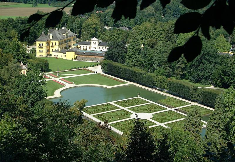 Rakousko, zámek Hellbrunn, zahrada s buxusovým bluditm
