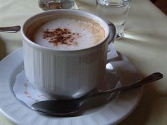 Cappuccino, vodnat nic s pnou a skoic