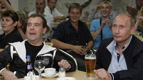 Prezident Medvedv a premiér Putin sledují fotbalový zápas bhem dovolené v Soi (13.8.2009)