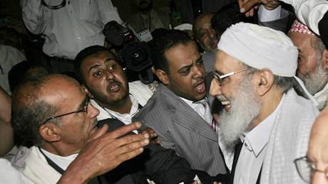 ajch Muhammad Alí Hasan Muajad (druhý vpravo) po návratu do Jemenu  (11. srpna 2009)