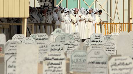 Kuvajttí mui se modlí za tyi desítky en a dtí, je uhoely o víkendu bhem svatby. (16. srpna 2009)