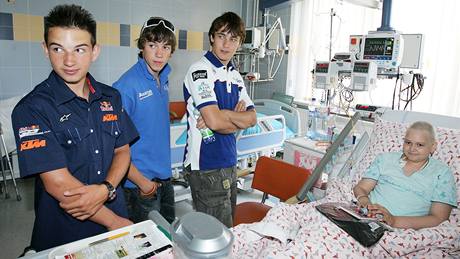 Motocykloví závodníci v dtské nemocnici rozdávali podpisy. Úastnili se Jakub Kornfeil, Luká embera a Karel Abraham (zleva)