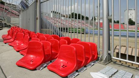 Doplování sedaek na fotbalovém stadionu 1. FC Brno v Srbské ulici v Brn