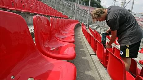 Doplování sedaek na fotbalovém stadionu 1. FC Brno v Srbské ulici v Brn