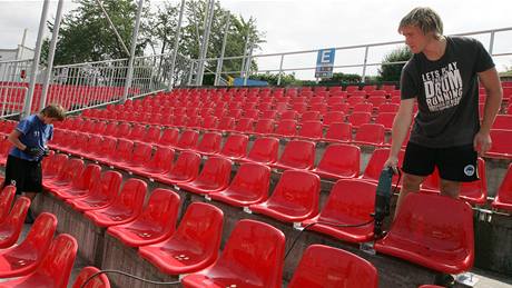 Doplování sedaek na fotbalovém stadionu 1. FC Brno v Srbské ulici v Brn